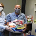 1ª Diretora Financeira da AudTCEPI, Kátia Maria de Carvalho Meira, em ato simbólico de entrega das cestas